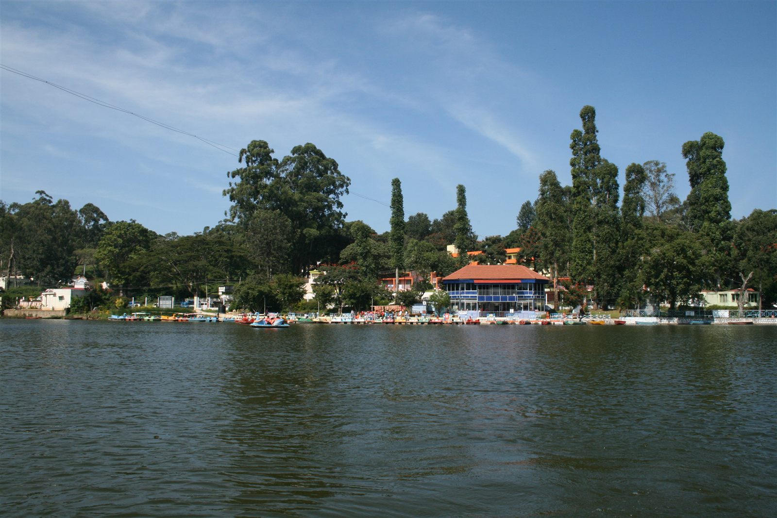 ஏற்காடு ஏரியில் உள்ள படகு இல்லம்